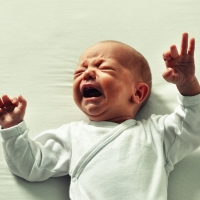 Ételallergiát is jelezhet, ha éjjel gyakran felsír a csecsemő