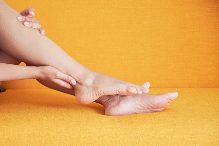 A lábfej fájdalmának okát diagnosztizálni kell, hiszen akár gerincbetegség is okozhatja.