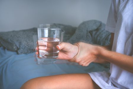 A Parkinson-kór tüneteinek felismerése után fontos a mielőbbi neurológiai ellátás.