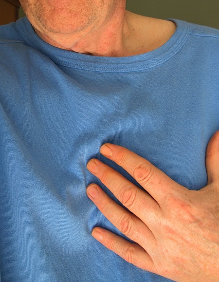 A pitvarlebegés tünete lehet mellkasi fájdalom, erős szívdobogás is.