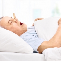 Ezért is gyakoribb idősebb korban a horkolás