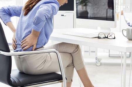 Az ülőmunka okozta derékfájás kezelésében fontos a gyógytorna.
