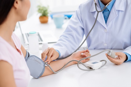 A magas vérnyomás kivizsgálása és kezelése megelőzi a szövődményeket.